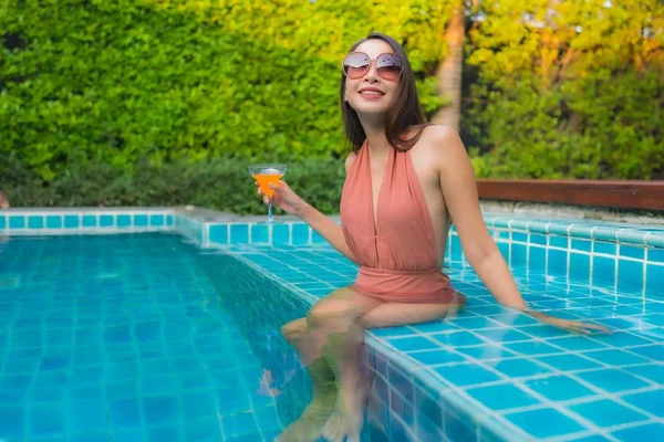 Porträtt ung asiatisk kvinna slappna av glad leende runt simning bajs — Stockfoto