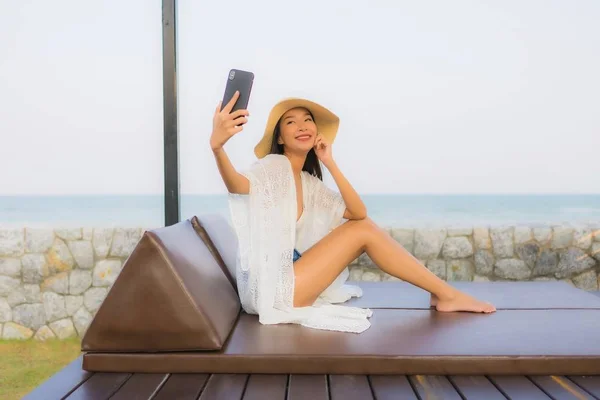 Portrait young asian woman using smart mobile phone around outdo — Stock Photo, Image