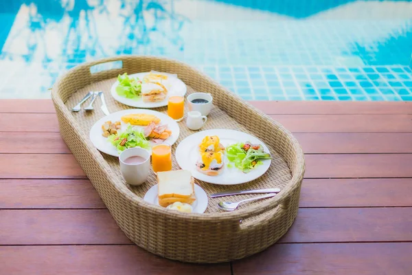 屋外スイミングプールの周りに浮かぶ朝食 — ストック写真