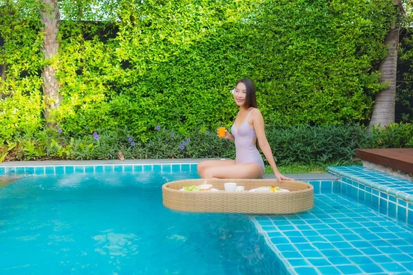 Ritratto giovane donna asiatica felice sorriso godere con pausa galleggiante — Foto Stock