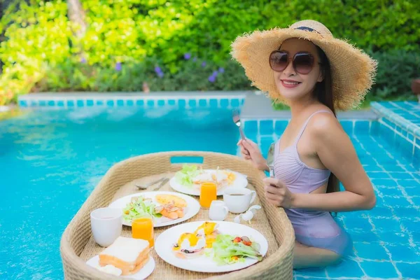Ritratto giovane donna asiatica felice sorriso godere con pausa galleggiante — Foto Stock