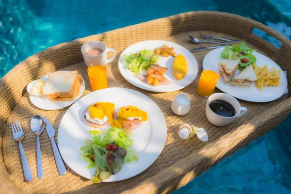 屋外スイミングプールの周りに浮かぶ朝食 — ストック写真