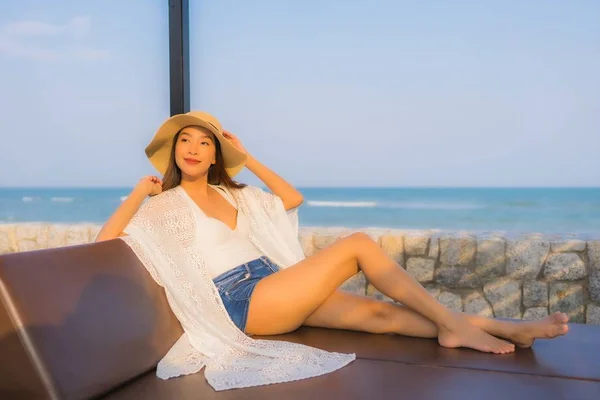 Ritratto giovane donna asiatica felice sorriso rilassarsi in spiaggia mare oc — Foto Stock