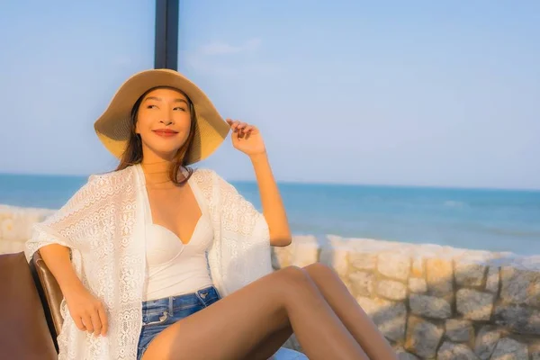 Retrato jovem asiático mulher feliz sorriso relaxar ao redor praia mar oc — Fotografia de Stock