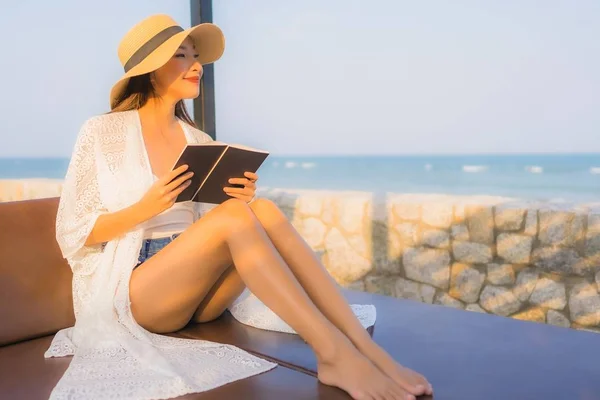 Портрет молодой азиатской женщины читать книгу вокруг пляжа моря океан — стоковое фото