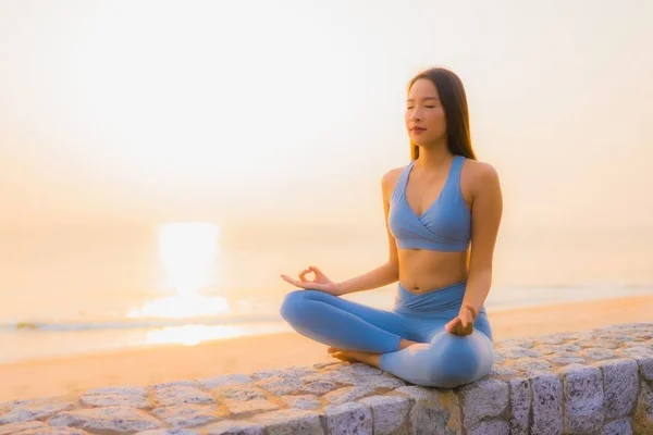 Retrato joven asiático mujer hacer meditación alrededor de mar playa océano —  Fotos de Stock