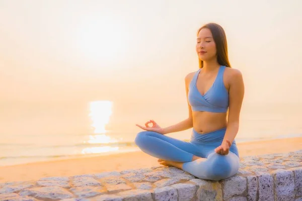 Portrait young asian woman do meditation around sea beach ocean — 스톡 사진