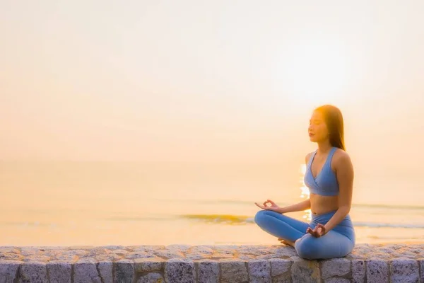 Retrato joven asiático mujer hacer meditación alrededor de mar playa océano —  Fotos de Stock