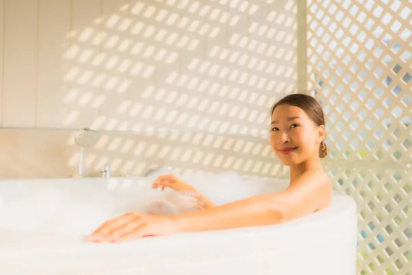 Retrato joven asiático mujer relajarse tomar un baño en bañera — Foto de Stock