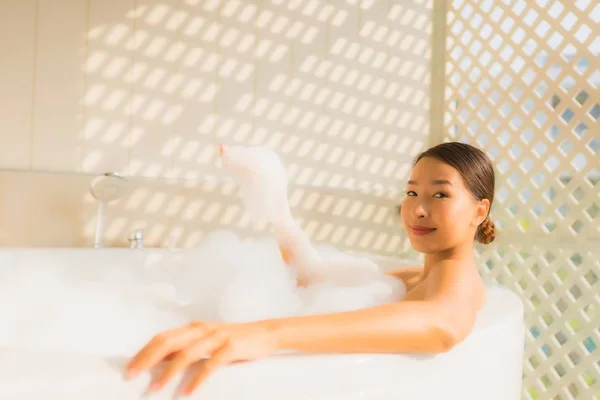 Retrato jovem mulher asiática relaxar tomar um banho na banheira — Fotografia de Stock