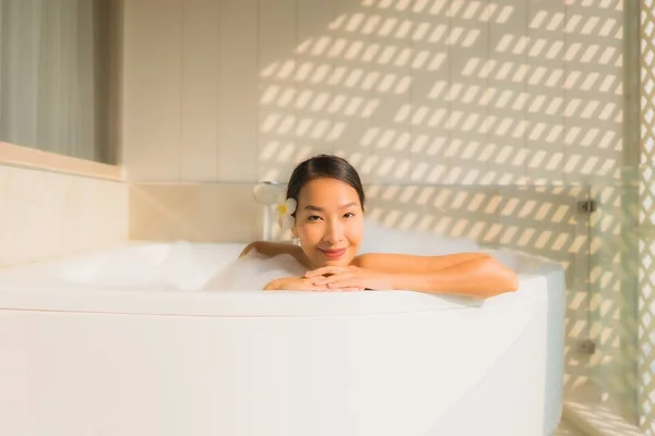 Retrato jovem mulher asiática relaxar tomar um banho na banheira — Fotografia de Stock