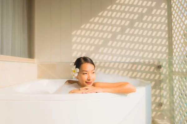 Porträtt ung asiatisk kvinna koppla av ta ett bad i badkaret — Stockfoto