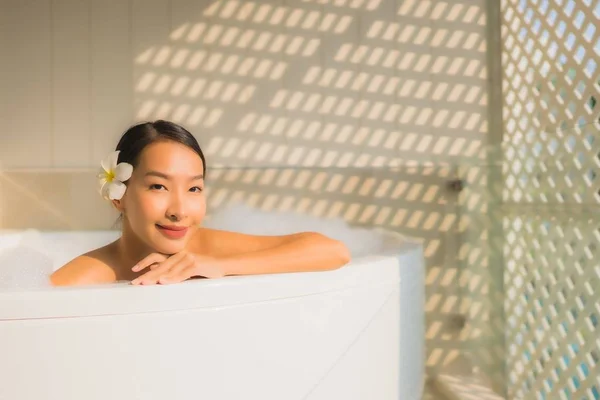 典型人物年轻的亚洲女人放松在浴缸里洗澡 — 图库照片
