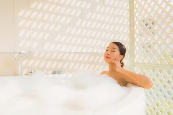 Retrato joven asiático mujer relajarse tomar un baño en bañera — Foto de Stock