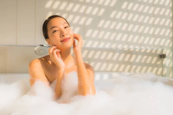 Retrato jovem mulher asiática relaxar tomar um banho na banheira — Fotografia de Stock