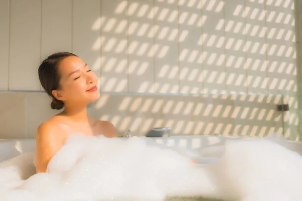 Retrato jovem mulher asiática relaxar tomar um banho na banheira — Fotografia de Stock