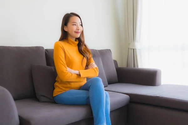 Retrato jovem asiático mulher feliz relaxar sorriso no sofá cadeira com — Fotografia de Stock