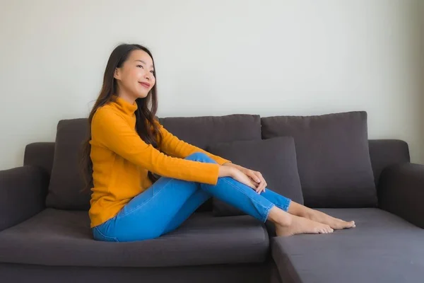 Genç Asyalı kadının mutlu portresi. Kanepede rahatla. — Stok fotoğraf