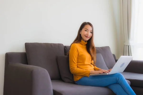 用笔记本电脑笔记本记录的亚洲年轻女子的肖像 — 图库照片