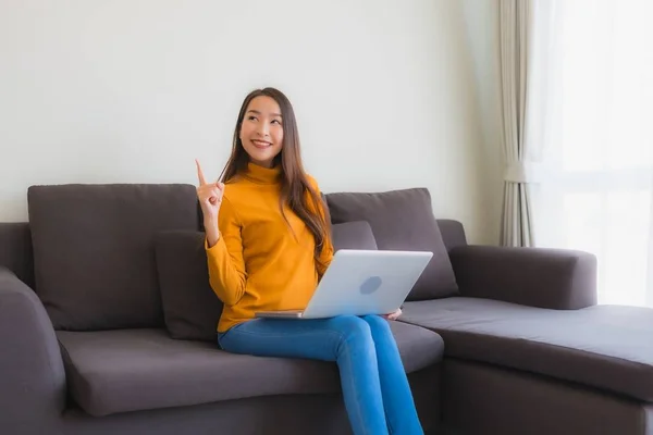 Portret jonge aziatische vrouw met behulp van laptop computer notitieboek op zo — Stockfoto