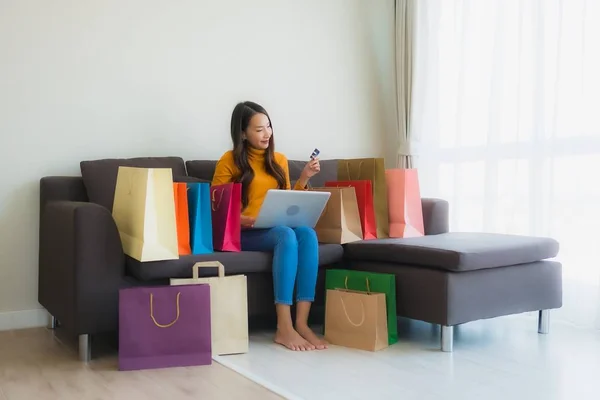 Retrato joven asiática mujer usando portátil ordenador con inteligente mobi — Foto de Stock