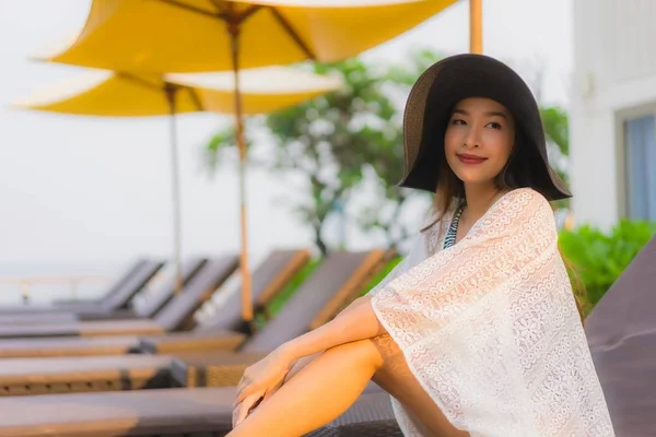 Retrato jovem asiático mulher feliz sorriso relaxar ao redor ao ar livre natação — Fotografia de Stock