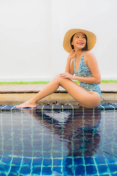 Porträt junge asiatische Frau glücklich lächeln entspannen rund um Freibad — Stockfoto