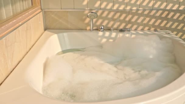 Primer Plano Las Imágenes Baño Con Espuma Jabón Noche — Vídeos de Stock