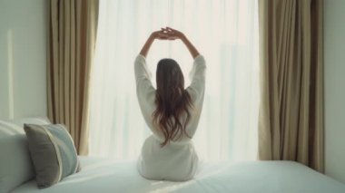 Evde dinlenen güzel Asyalı kadının görüntüleri.