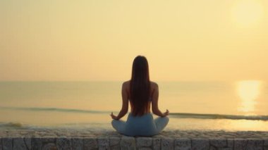 Güzel Asyalı kadının tatilde deniz kıyısındaki görüntüleri.