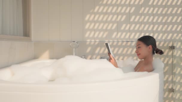 Zdjęcia Pięknej Azjatyckiej Kobiety Biorącej Kąpiel Domu — Wideo stockowe