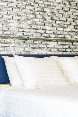 Yatak odasının iç dekorasyonunda yastık.