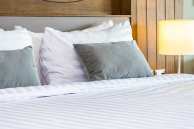 Yatak odasının iç dekorasyonunda yastık.