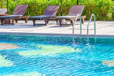 Merdiven Açık Yüzme havuzunda otel resort çevresinde