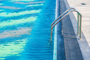 Merdiven Açık Yüzme havuzunda otel resort çevresinde