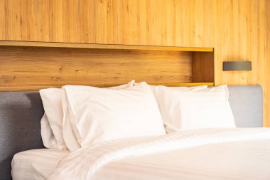 Yatak odasının iç dekorasyonunda yastık.