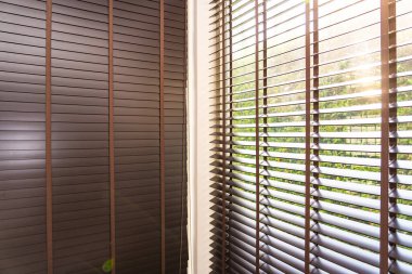 Odanın perde dekorasyonunu kapatır