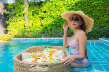 Asyalı genç bir kadının portresi. Mutlu bir gülümseme.