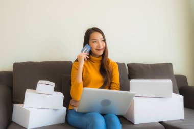 Genç Asyalı kadının portresi P ile çalışmak için dizüstü bilgisayar kullanıyor.