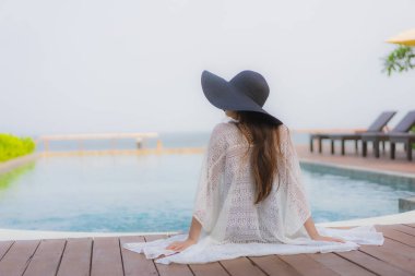 Asyalı genç bir kadının portresi mutlu bir gülümseme açık havada yüzmek