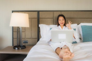 Laptop ya da bilgisayar kullanan güzel Asyalı kadınların portresi.