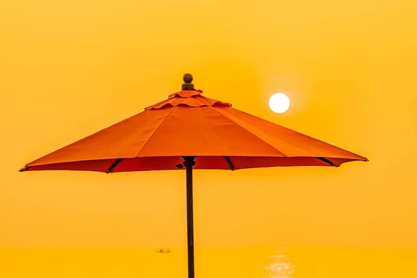 Beau lever de soleil autour avec parasol et chaise de bain en plein air — Photo