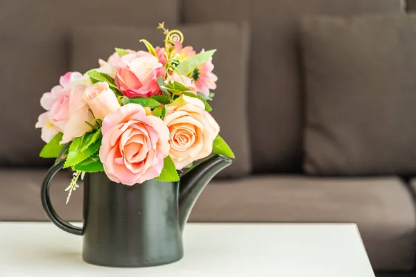 Βάζο λουλούδι στο τραπέζι με μαξιλάρι και καναπέ διακόσμηση εσωτερικό — Φωτογραφία Αρχείου