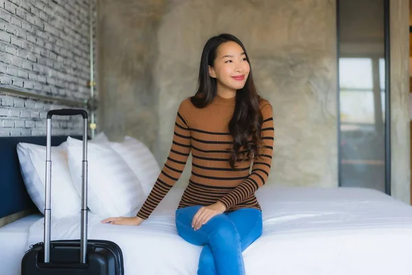 Giovane donna asiatica con borsa bagagli in camera da letto — Foto Stock