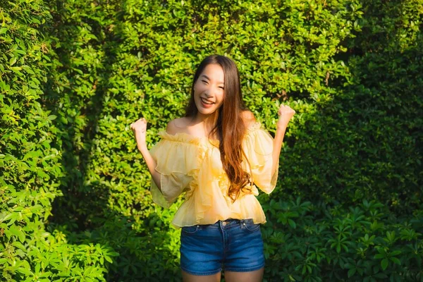 Retrato jovem asiático mulher feliz sorriso relaxar ao redor ao ar livre natu — Fotografia de Stock