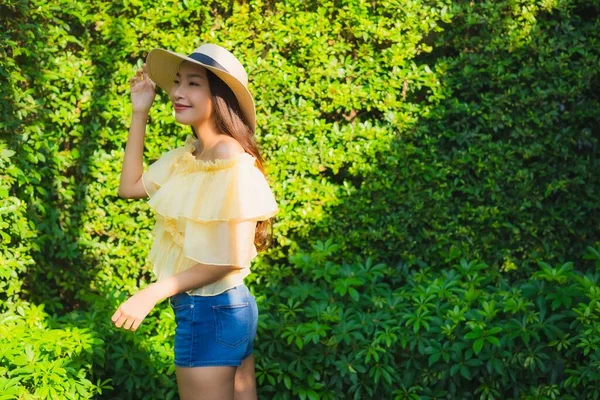 Retrato jovem asiático mulher feliz sorriso relaxar ao redor ao ar livre natu — Fotografia de Stock