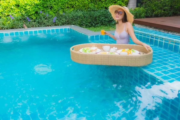 Retrato joven asiático mujer feliz sonrisa disfrutar con flotante descanso — Foto de Stock