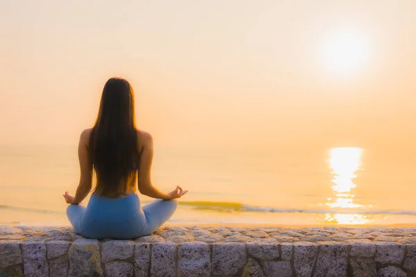 Retrato joven asiático mujer hacer meditación alrededor de mar playa océano —  Fotos de Stock