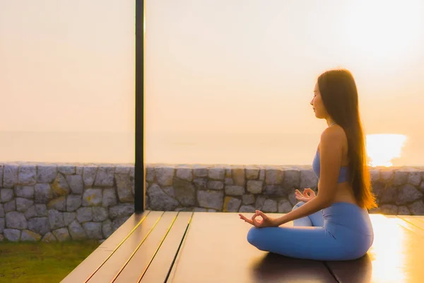 Retrato joven asiático mujer hacer meditación alrededor de mar playa océano —  Fotos de Stock