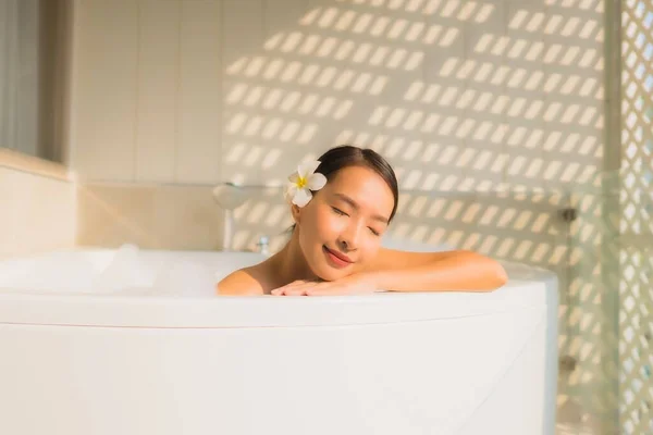 Portrait jeune asiatique femme relax prendre un bain dans baignoire — Photo